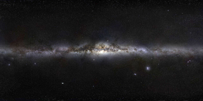 Panoramaet er på 800 megapiksler og dekker hele den nordlige og sørlige nattehimmel. Klikk her for å utforske det høyoppløste bildet på hjemmesiden til GigaGalaxy Zoom og se stjernehoper, tåker, de magellanske skyer, Andromedagalaksen med mer. (Foto: Serge Brunier/ESO) Panoramaet er på 800 megapiksler og dekker hele den nordlige og sørlige nattehimmel. Klikk her for å utforske det høyoppløste bildet på hjemmesiden til GigaGalaxy Zoom og se stjernehoper, tåker, de magellanske skyer, Andromedagalaksen med mer. (Foto: Serge Brunier/ESO)