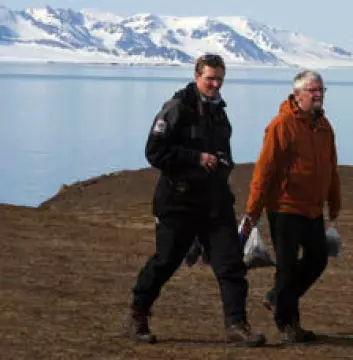NGU-forskerne Rolf Tore Ottesen (t.h.) og Morten Jartun på Prins Karls Forland utenfor vestkysten av Spitsbergen sist sommer.