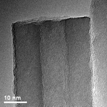 Et hult nanorør av sinkoksyd fotografert med elektronmikroskop (Foto: Song Jin) Et hult nanorør av sinkoksyd fotografert med elektronmikroskop (Foto: Song Jin)