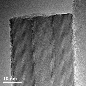 Et hult nanorør av sinkoksyd fotografert med elektronmikroskop (Foto: Song Jin)