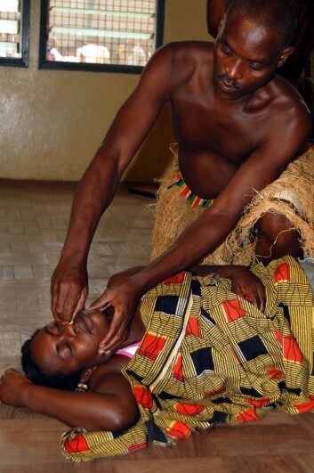 Dans- og dramagruppen ved University of Ghana har med økonomisk støtte fra et NUFU-prosjekt som Universitetet i Bergen deltar i, satt opp en forestilling om hiv og risikoatferd. Gjennom muntlig fortelling og tradisjonell dans tar de opp tema som gir særlig de unge forståelse på en ny måte. Gruppa reiser rundt i landlige områder i Ghana. (Foto: Elin Folgerø Styve) Dans- og dramagruppen ved University of Ghana har med økonomisk støtte fra et NUFU-prosjekt som Universitetet i Bergen deltar i, satt opp en forestilling om hiv og risikoatferd. Gjennom muntlig fortelling og tradisjonell dans tar de opp tema som gir særlig de unge forståelse på en ny måte. Gruppa reiser rundt i landlige områder i Ghana. (Foto: Elin Folgerø Styve)