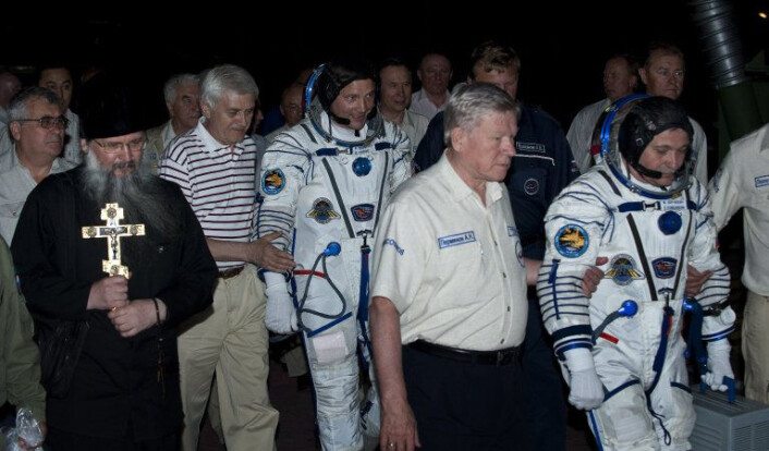 "Kosmonauten Fyodor Yurchikhin blir eskortert til en Soyuz-rakett før han skal skytes ut i rommet fra Kazakhstan i juni 2010. Foto: NASA)" "Kosmonauten Fyodor Yurchikhin blir eskortert til en Soyuz-rakett før han skal skytes ut i rommet fra Kazakhstan i juni 2010. Foto: NASA)"