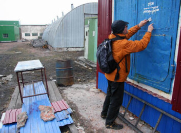 Rolf Tore Ottesen tar prøver av maling på flyplassen i den russiske bosetningen Barentsburg. Rolf Tore Ottesen tar prøver av maling på flyplassen i den russiske bosetningen Barentsburg.