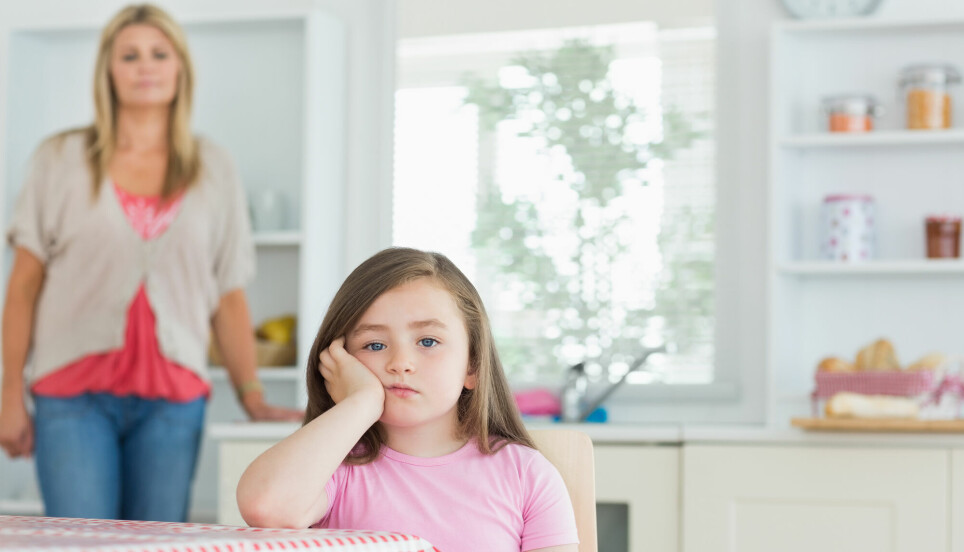Barn av foreldre med mye nevrotisisme og emosjonelle problemer, får oftere de samme trekkene selv. Dette kan delvis skyldes en direkte overføring mellom mor og barn, ifølge ny forskning.