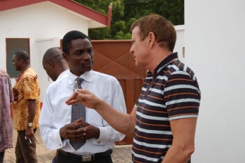 Professor Knud Knudsen i samtale med Charles Dzradosi, som er leder i Unicef i Accra. De var begge med på et seminar om hiv/aids på området til University of Ghana. (Foto: Elin Folgerø Styve) Professor Knud Knudsen i samtale med Charles Dzradosi, som er leder i Unicef i Accra. De var begge med på et seminar om hiv/aids på området til University of Ghana. (Foto: Elin Folgerø Styve)