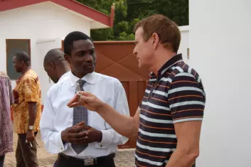 Professor Knud Knudsen i samtale med Charles Dzradosi, som er leder i Unicef i Accra. De var begge med på et seminar om hiv/aids på området til University of Ghana. (Foto: Elin Folgerø Styve)