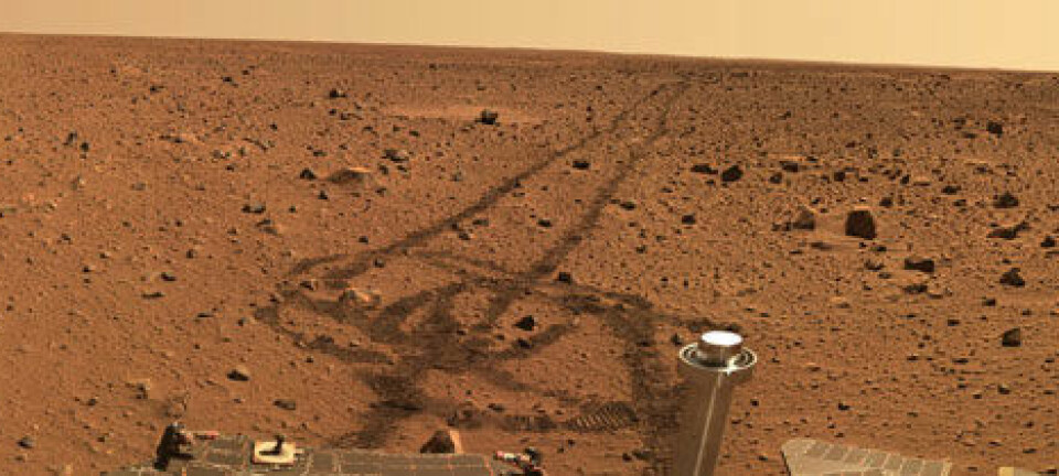 "Spirit har satt sine spor i den røde sanden på Mars. (Foto: NASA/JPL)"