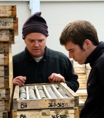 Adam J. Charles og Tim White jobber med borekjernene fra Spitsbergen. (Foto: Ian C. Harding) Adam J. Charles og Tim White jobber med borekjernene fra Spitsbergen. (Foto: Ian C. Harding)