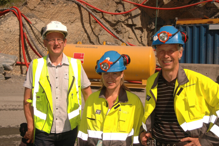 Bioforsk prosjektleder Øistein Johansen, Jernbaneverkets byggeleder Nina Rongved og Jørn Grøndal, prosjektansvarlig for oppfølging av setninger og grunnvann i Jernbaneverket. Foto: Morten Günther. Bioforsk prosjektleder Øistein Johansen, Jernbaneverkets byggeleder Nina Rongved og Jørn Grøndal, prosjektansvarlig for oppfølging av setninger og grunnvann i Jernbaneverket. Foto: Morten Günther.