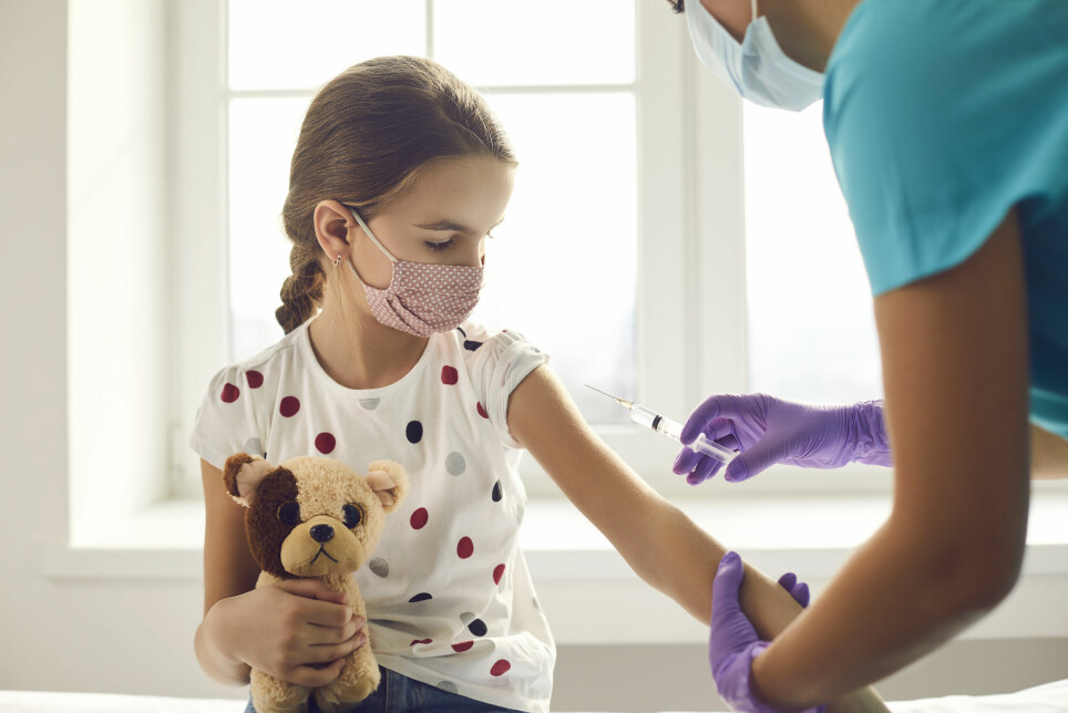 Flere land anbefaler nå vaksinering av barn ned til fem år, deriblant USA og Danmark.