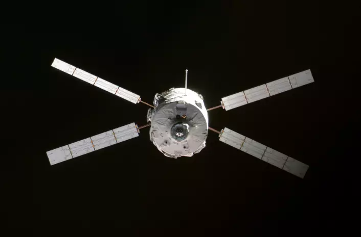 "Den ESA-produserte ATVen Jules Verne da den besøkte den internasjonale romstasjonen i 2008. (Foto: NASA)"