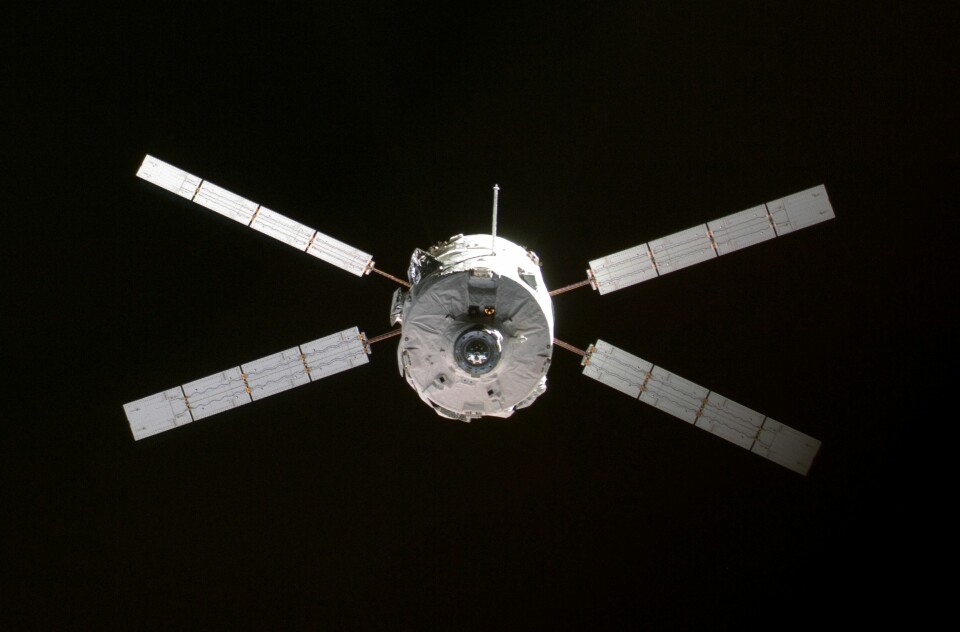 'Den ESA-produserte ATVen Jules Verne da den besøkte den internasjonale romstasjonen i 2008. (Foto: NASA)'