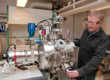 Med den nye teknologien til professor Truls Norby kan naturgassen omdannes til flytende drivstoff i et lite anlegg på oljeplattformen. (Foto: Yngve Vogt)