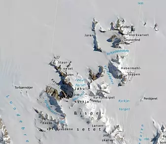 Kartet over Jøkulkyrkja basert på satellitt-foto viser hvordan fjellmassivet ligger mellom de to brestrømmene Lundebreen og Djupedalen.
