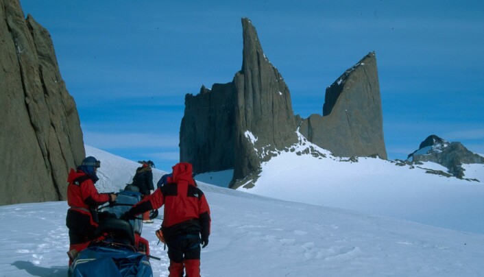 Fjellene i Dronning Maud Land er gjerne navngitt etter formasjonen, norsk folketro og norrøn mytologi. Nunataken Holtanna er en del av fjellmassivet Fenriskjeften. Fjellene i Dronning Maud Land er gjerne navngitt etter formasjonen, norsk folketro og norrøn mytologi. Nunataken Holtanna er en del av fjellmassivet Fenriskjeften.