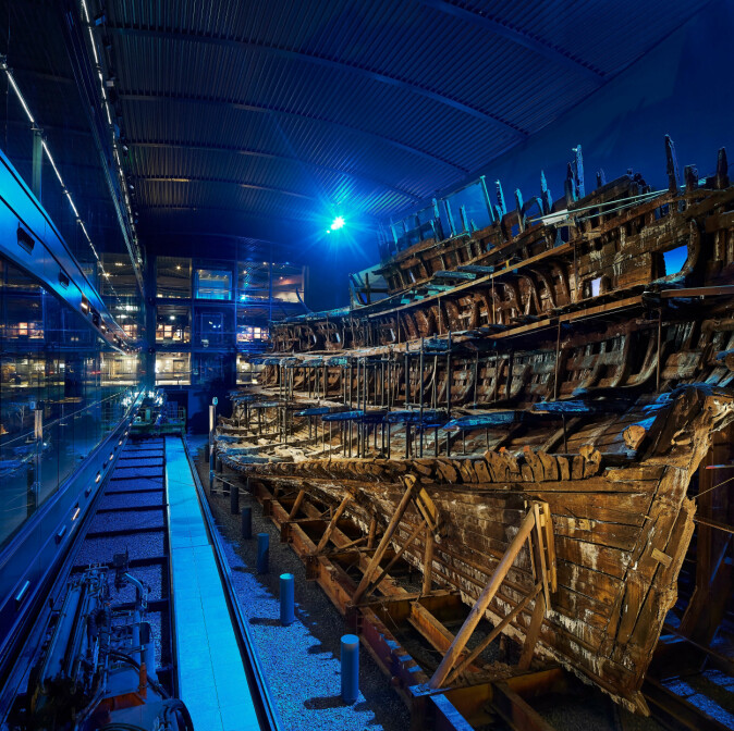 I 2016 åpnet nytt museum i Portsmouth i Sør-England etter restaureringen som varte fra 1982 til 2013. Her er halvparten av skroget til Mary Rose stilt ut sammen med tusenvis av gjenstander fra skipet. I 2016 åpnet nytt museum i Portsmouth i Sør-England etter restaureringen som varte fra 1982 til 2013. Her er halvparten av skroget til Mary Rose stilt ut sammen med tusenvis av gjenstander fra skipet.