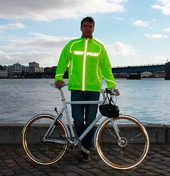 3402 danske syklister testet i et helt år effekten av en tynn farget jakke med smale reflekser. De hadde halvparten så mange uhell med en bil som en kontrollgruppe med vanlige klær.