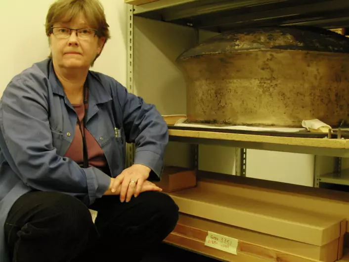 "Bronsekjelen er den nest største av sitt slag funnet her i landet, og står lagret i magasinet i kjelleren under Arkeologisk museum i Stavanger. (Foto: Bjørnar Kjensli)"