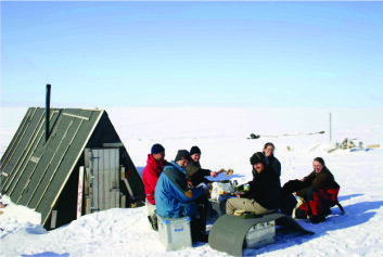 Rijpfjorden åpner seg mot nord på Nordaustlandet. Kaldere enn her blir det ikke på Svalbard. En felthytte bygd av isbjørnforskere for 30 år siden ble brukt som base. (Foto: Janne Søreide/UNIS ) Rijpfjorden åpner seg mot nord på Nordaustlandet. Kaldere enn her blir det ikke på Svalbard. En felthytte bygd av isbjørnforskere for 30 år siden ble brukt som base. (Foto: Janne Søreide/UNIS )