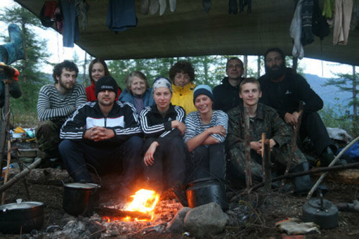 Det internasjonale polaråret har gitt unge forskere i Russland og Norge mulighet til å knytte kontakt. Bålkos under feltarbeid i regntung russisk skog er også en del av internasjonalt forskningssamarbeid. (Foto: M. Zimin) Det internasjonale polaråret har gitt unge forskere i Russland og Norge mulighet til å knytte kontakt. Bålkos under feltarbeid i regntung russisk skog er også en del av internasjonalt forskningssamarbeid. (Foto: M. Zimin)