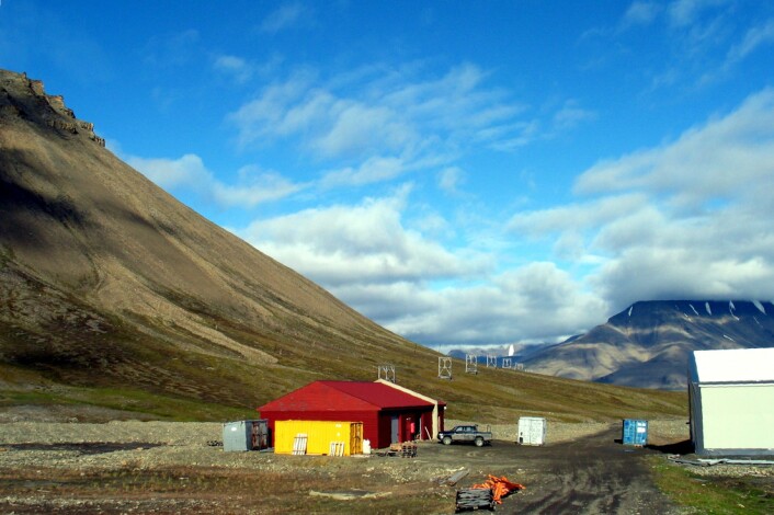 Skuret på Spitsbergen der forskerne oppbevarte borekjernene. (Foto: Ian C. Harding) Skuret på Spitsbergen der forskerne oppbevarte borekjernene. (Foto: Ian C. Harding)