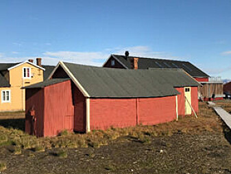 The Oldest house in Ny-Ålesund – The Green Harbour-house (1909), presumably resting on a simple timber 'grill', similar to the ones, which were used in the Camp Mansfield, Ny-London, picture to the right.