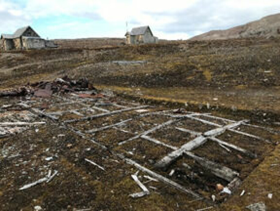 Simple foundation 'solution' (i.e. 'grill') made from timber and placed directly on the ground surface (1911), Camp Mansfield, Ny-London (proximity of Ny-Ålesund, Blomstrandøya, Svalbard). Foundation is partly rotten as for the year 2021.