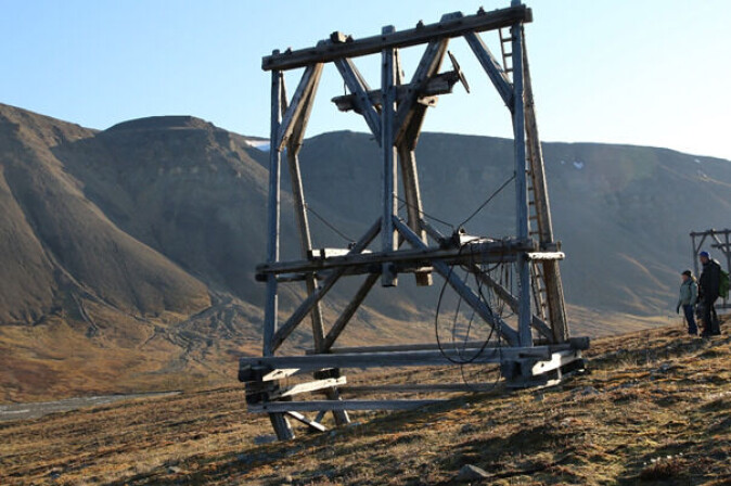 A cable way prop (taubanebukk) on a deformed timber foundation, which is affected by soil movements on a permafrost slope, the valley of Endalen, surroundings of Longyearbyen, Svalbard. A cable way prop (taubanebukk) on a deformed timber foundation, which is affected by soil movements on a permafrost slope, the valley of Endalen, surroundings of Longyearbyen, Svalbard.