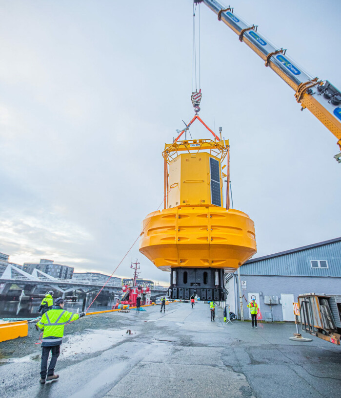 Heart in mouth: here one of the research buoys is being loaded onto the tugboat. Heart in mouth: here one of the research buoys is being loaded onto the tugboat.