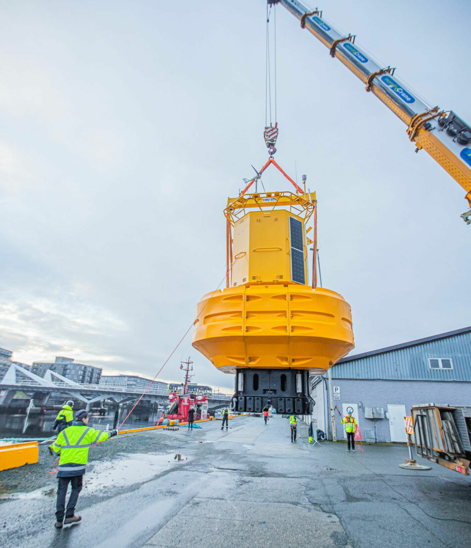 Heart in mouth: here one of the research buoys is being loaded onto the tugboat.