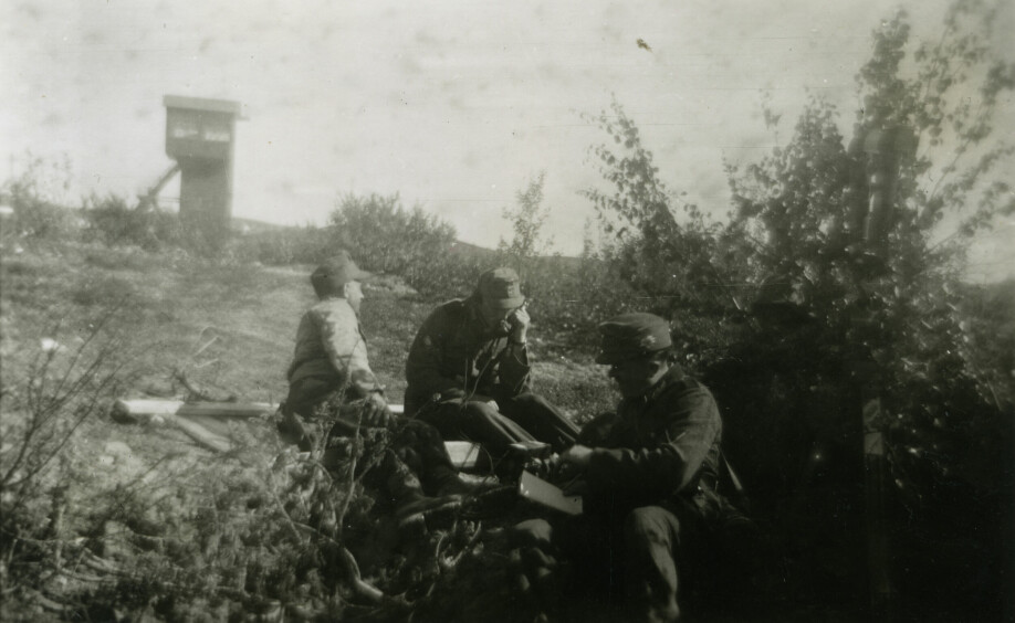 Tre bergjegere fra den tyske hæren under en terrengøvelse i Petsamo mellom 1942 og 1944. I bakgrunnen sees en gruvesjakt.