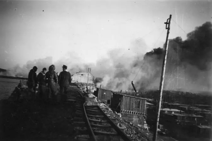 Oktober 1944. Tyske soldater like før demningen i Niskakoski i Petsamo sprenges.