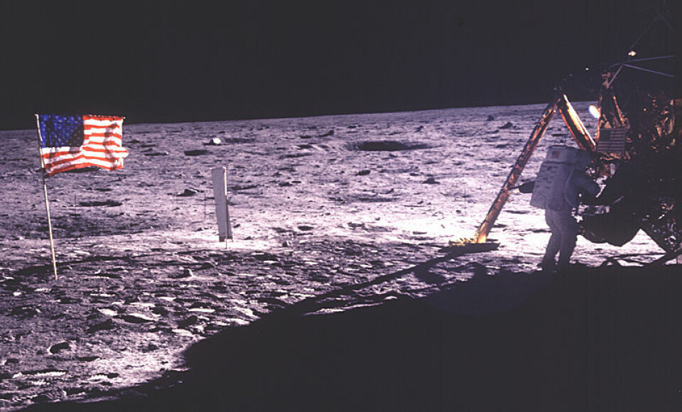 'Neil Armstrong idet han returnerer til landingsmodulen med stein- og jordprøver fra måneoverflaten. Bildet er tatt av Buzz Aldrin. (Foto: NASA)'