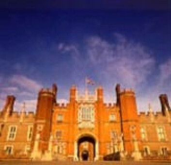"Et av Storbritannias mest hjemsøkte steder; Hampton Court Palace i Surrey." "Et av Storbritannias mest hjemsøkte steder; Hampton Court Palace i Surrey."