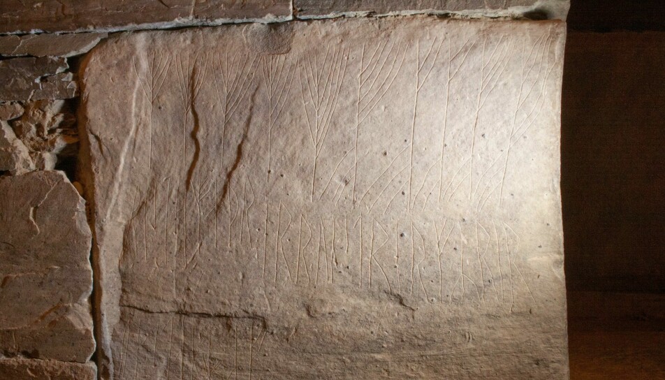 De øverste runene på dette bildet fra Maeshowe er kryptiske. Man vet ikke hva det betyr. Under kommer imidlertid en slags forklaring: «Disse runene er ristet av den mannen som er mest runekyndig vest i havet».