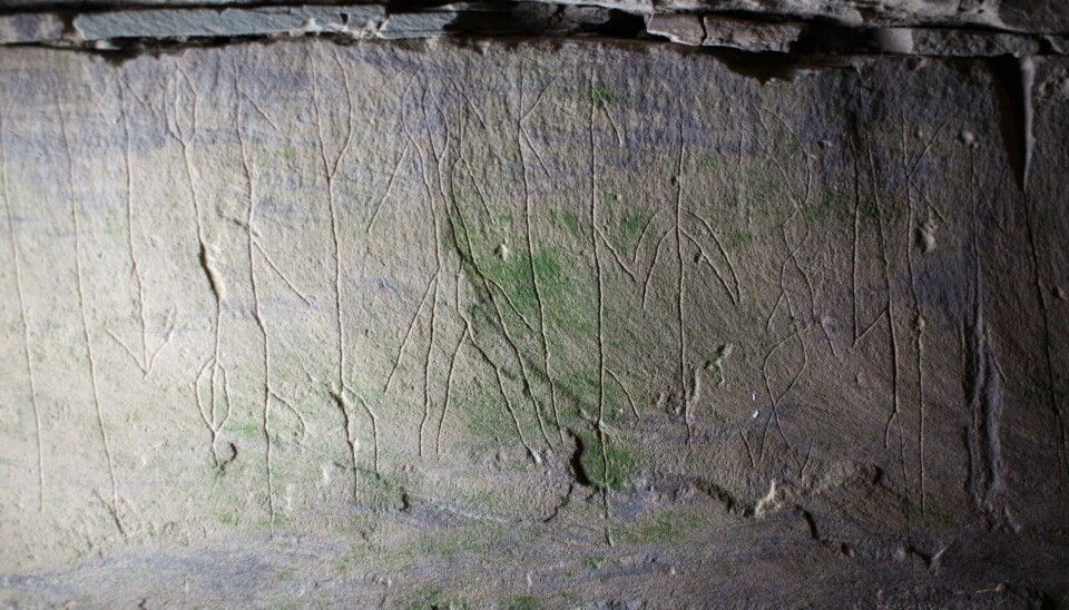 «X ristet disse runene». Men runene som X henviser til er nok et eksempel på bruk av et kryptisk runesystem i Maeshowe.