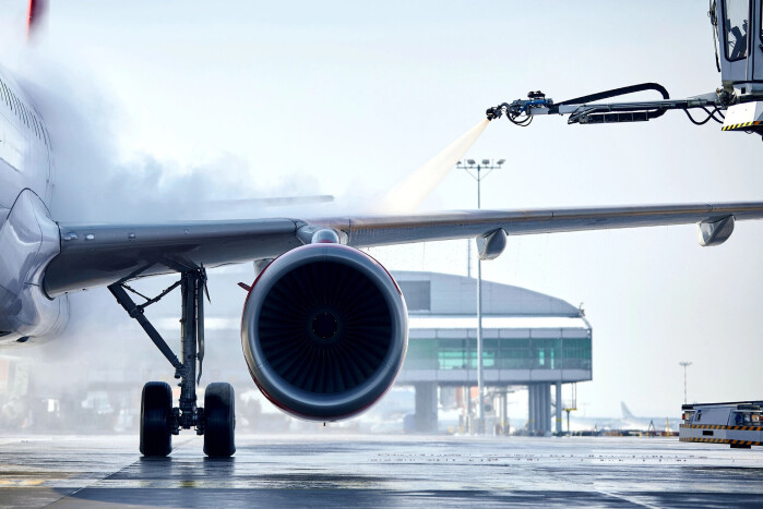 Rett før et fly skal ta av, fjerner bakkemannskapene is fra vingene. Under flyturen er det piloten som aktiverer dette ved behov. Rett før et fly skal ta av, fjerner bakkemannskapene is fra vingene. Under flyturen er det piloten som aktiverer dette ved behov.