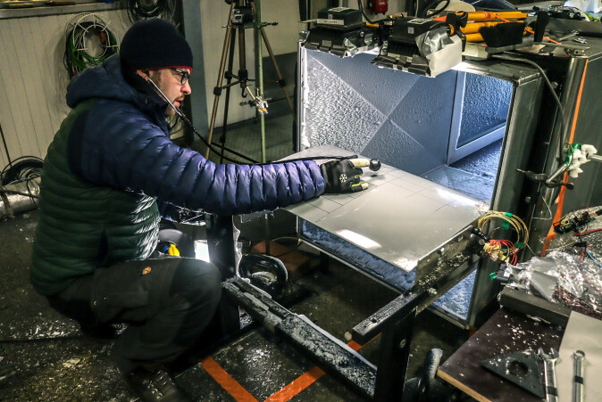 Forsker Richard Hann har testet ulike varianter for hvordan is kan fjernes ved Technical Research Centre of Finland tidligere i høst. Funnene herfra kan få stor betydning. Forsker Richard Hann har testet ulike varianter for hvordan is kan fjernes ved Technical Research Centre of Finland tidligere i høst. Funnene herfra kan få stor betydning.