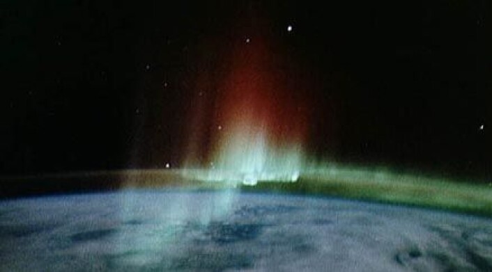 Sørlys sett fra rommet. Når det stormer på sola, gir den økte solvinden mer nord- og sørlys. Dette kan skape problemer både i rommet og på jorda. (Foto: NASA) Sørlys sett fra rommet. Når det stormer på sola, gir den økte solvinden mer nord- og sørlys. Dette kan skape problemer både i rommet og på jorda. (Foto: NASA)