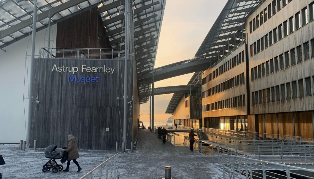 Mye av kunsten på Astrup Fearnley bryter med de vanlige reglene for hvordan vi skal oppføre oss på museum. Mye av kunsten på Astrup Fearnley bryter med de vanlige reglene for hvordan vi skal oppføre oss på museum.