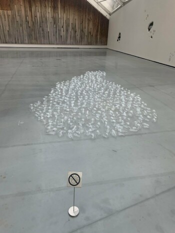 Astrup Fearnley har satt opp skilt som viser at folk ikke får ta på visse kunstverk. Astrup Fearnley har satt opp skilt som viser at folk ikke får ta på visse kunstverk.