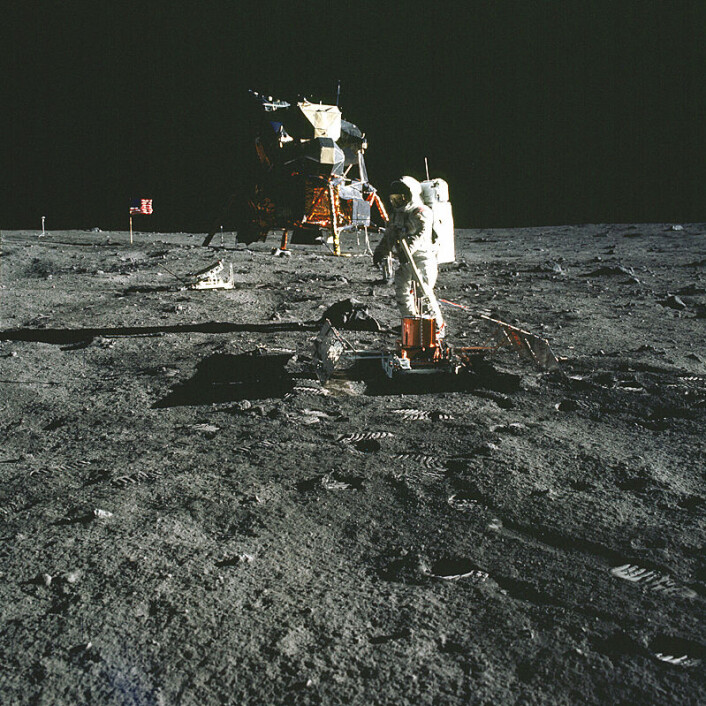"Her setter Buzz Aldrin opp det seismiske måleutstyret. Litt bak han til venstre står laserreflektoren, og i bakgrunnen kan man også skimte det amerikanske flagget og TV- kameraet som ble brukt til direkteoverføringen av månelandingen. (Foto: NASA)" "Her setter Buzz Aldrin opp det seismiske måleutstyret. Litt bak han til venstre står laserreflektoren, og i bakgrunnen kan man også skimte det amerikanske flagget og TV- kameraet som ble brukt til direkteoverføringen av månelandingen. (Foto: NASA)"