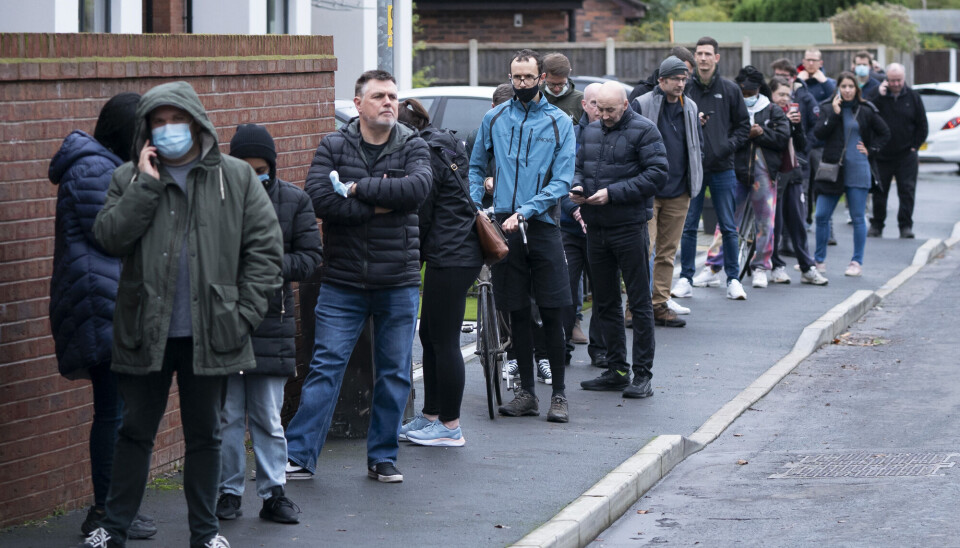 Kø utenfor et vaksinasjonssenter i Manchester. Britiske myndigheter har satt som mål å øke antall oppfriskingsdoser til 1 million per dag i kampen mot omikronvarianten.