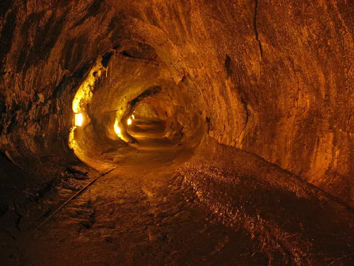 Hule i lavarør på Hawaii. Slike huler kan også finnes på Mars, og være naturlige tilfluktssteder for de første kolonistene.