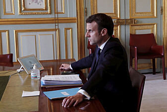Emmanuel Macron viste frem to symboler – både Élyséepalasset og håndspriten sin – på toppmøte. Emmanuel Macron viste frem to symboler – både Élyséepalasset og håndspriten sin – på toppmøte.