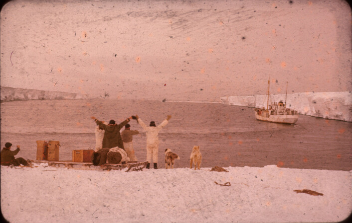 Ekspedisjonsdeltakerne vinker farvel til fraktebåten som skal tilbake til Norge. (Foto: John Snuggerud, Norsk Polarinstitutt) Ekspedisjonsdeltakerne vinker farvel til fraktebåten som skal tilbake til Norge. (Foto: John Snuggerud, Norsk Polarinstitutt)