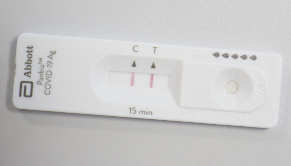 Denne selvtesten viser positivt svar på korona. En ny undersøkelse fra Sykehuset Telemark og Sykehuset Sørlandet viser at de fleste som har hatt korona, har gode nivåer av antistoffer ett år etterpå.