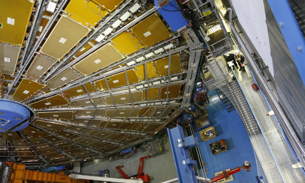 Det store hjulet er 25 meter høyt. Noen etasjer under oss står to av de som jobber med de siste forberedelsene før LHC skal starte opp igjen. Da skal det store hjulet registrere myoner på vei ut.