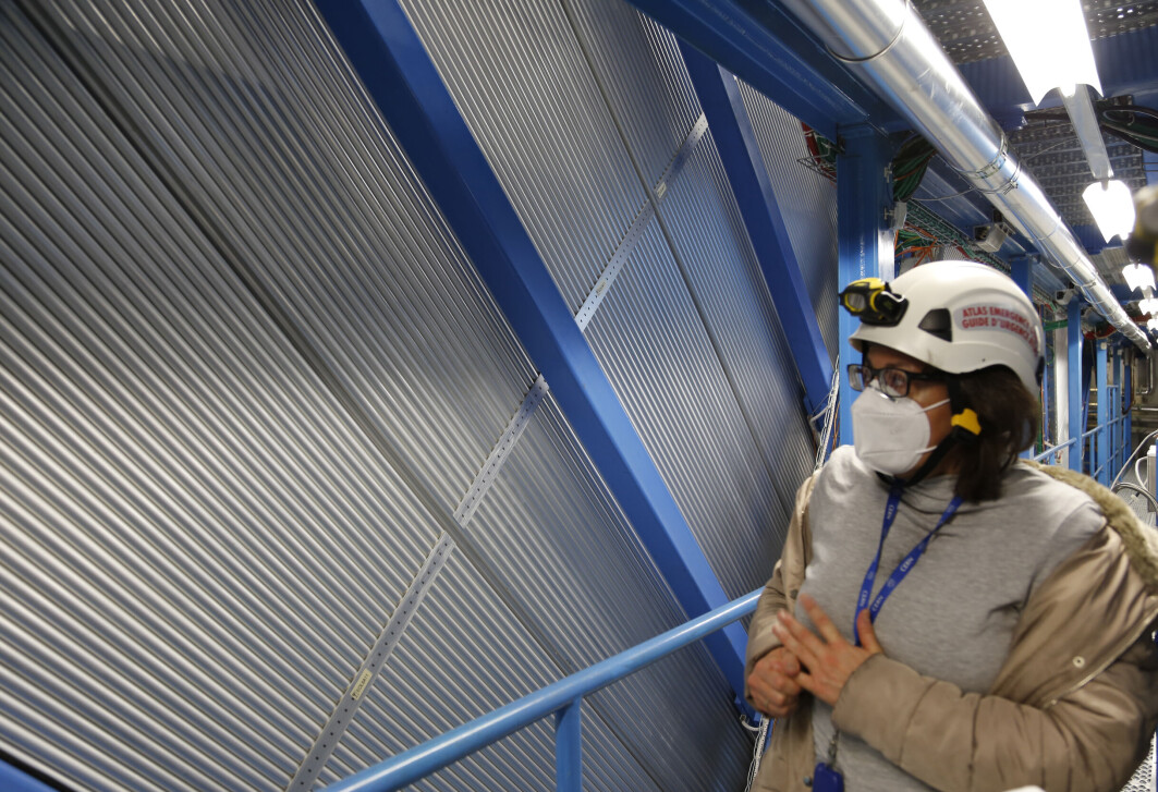 Alle de lange metallrørene er en del av myondetektoren. Hvert rør er fylt med en spesiell gassblanding, forteller Rachel Avramidou. Delene i seg selv er hyllevare fra industrien, men de er satt sammen og testet individuelt av forskerne ved CERN. Hver del i den enorme maskinen må testes, dobbelttestes og trippeltestes for å sikre at alt virker når eksperimentene kjøres i gang. Alle de lange metallrørene er en del av myondetektoren. Hvert rør er fylt med en spesiell gassblanding, forteller Rachel Avramidou. Delene i seg selv er hyllevare fra industrien, men de er satt sammen og testet individuelt av forskerne ved CERN. Hver del i den enorme maskinen må testes, dobbelttestes og trippeltestes for å sikre at alt virker når eksperimentene kjøres i gang.