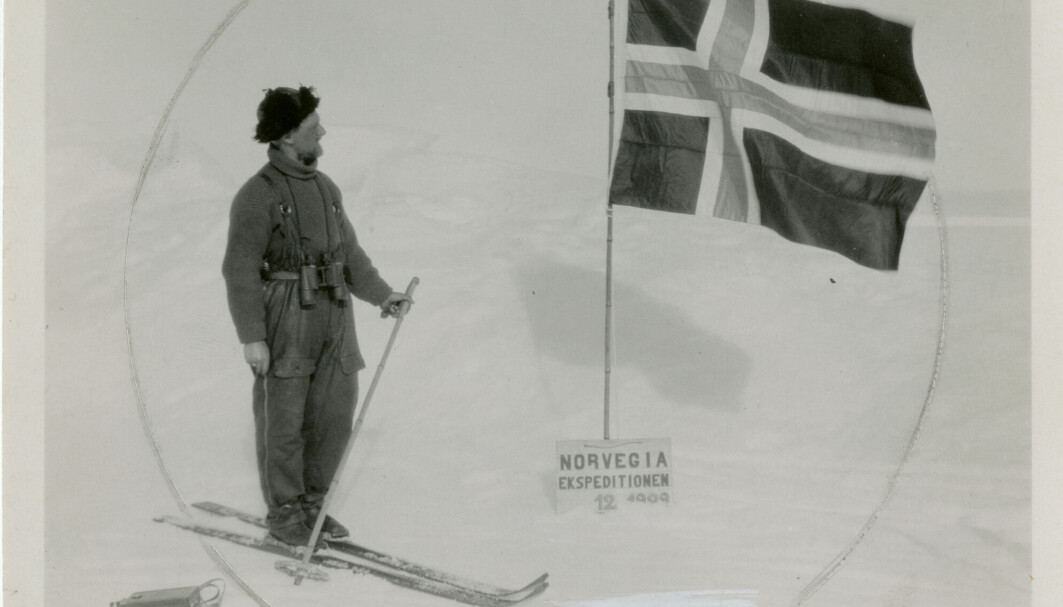 Under den tredje «Norvegia»-ekspedisjonen landet ekspedisjonsleder Hjalmar Riiser-Larsen og Finn Lützow-Holm med fly på det antarktiske fastlandet. Her er Lützow-Holm foran flagget de plantet 22. desember 1929. Foto: Norsk Polarinstitutt Under den tredje «Norvegia»-ekspedisjonen landet ekspedisjonsleder Hjalmar Riiser-Larsen og Finn Lützow-Holm med fly på det antarktiske fastlandet. Her er Lützow-Holm foran flagget de plantet 22. desember 1929. Foto: Norsk Polarinstitutt